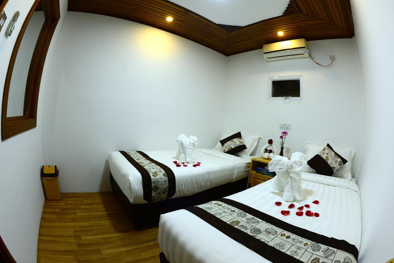Backpacker Hostel (Adults Only) Yangon Exterior photo
